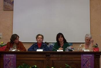 (De izq. a dcha.) En la Mesa de inauguración del Encuentro Internacional. Lucía Lagunes, Eva Sánchez, María Fernández e Isolina Cueli, de la Red Internacional de Mujeres Periodistas europea con visión de género (De izq. a dcha.) En la Mesa de inauguración del Encuentro Internacional. Lucía Lagunes, Eva Sánchez, María Fernández e Isolina Cueli, de la Red Internacional de Mujeres Periodistas europea con visión de género